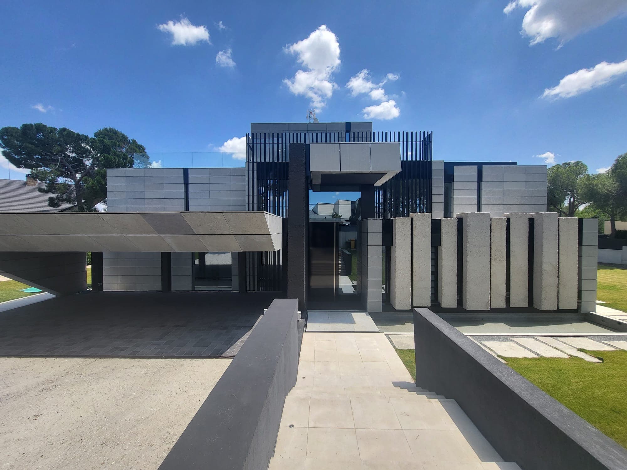 Chalet de lujo construido por Rocasa Reformas en Madrid